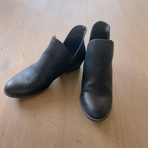 Universal Thread booties